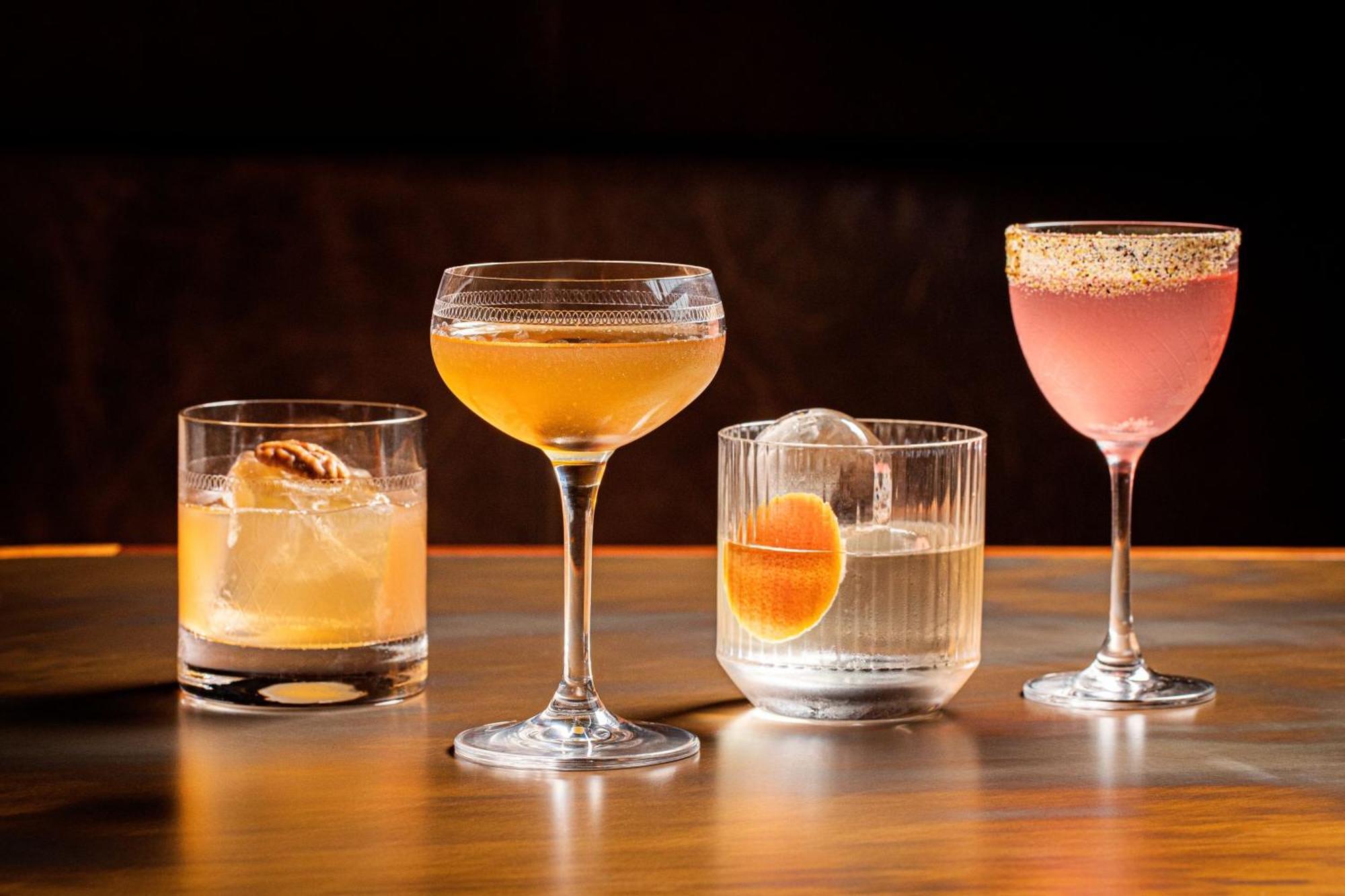 St. Pancras Renaissance Hotel Лондон Екстериор снимка A selection of cocktails
