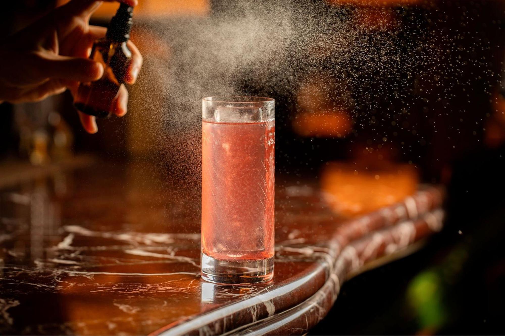 St. Pancras Renaissance Hotel Лондон Екстериор снимка A Pink Lady being finished with a spray of pink champagne