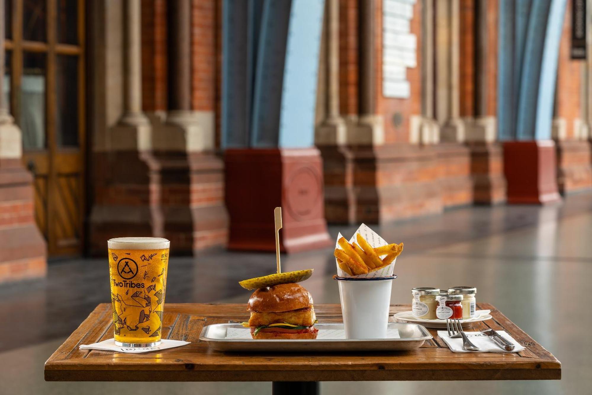 St. Pancras Renaissance Hotel Лондон Екстериор снимка A burger and chips at the National Portrait Gallery, London