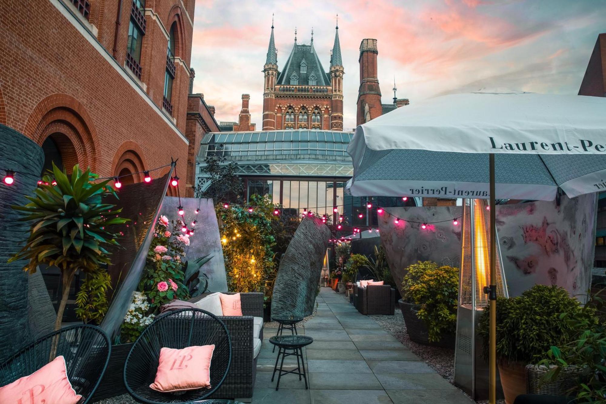 St. Pancras Renaissance Hotel Лондон Екстериор снимка The rooftop terrace at the London Edition