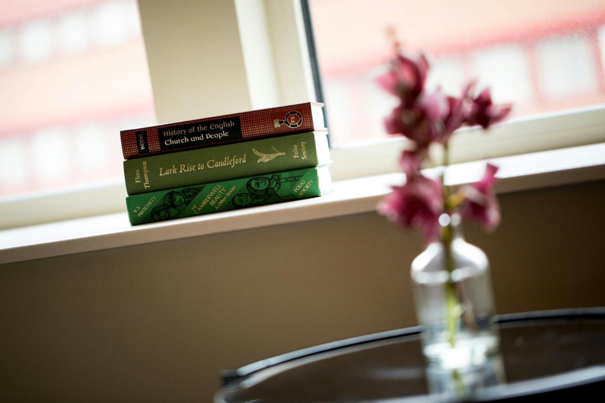 St. Pancras Renaissance Hotel Лондон Екстериор снимка Books on the windowsill