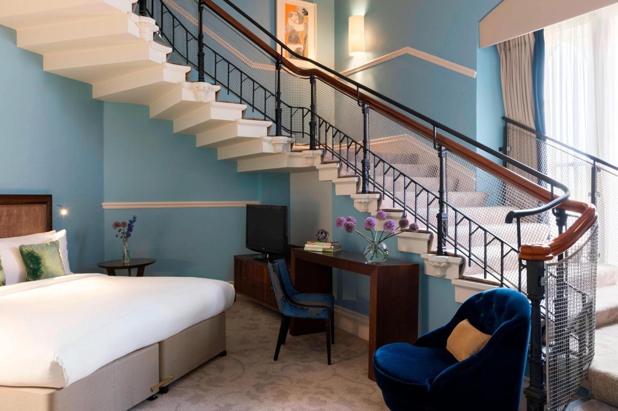 St. Pancras Renaissance Hotel Лондон Екстериор снимка A suite at the hotel