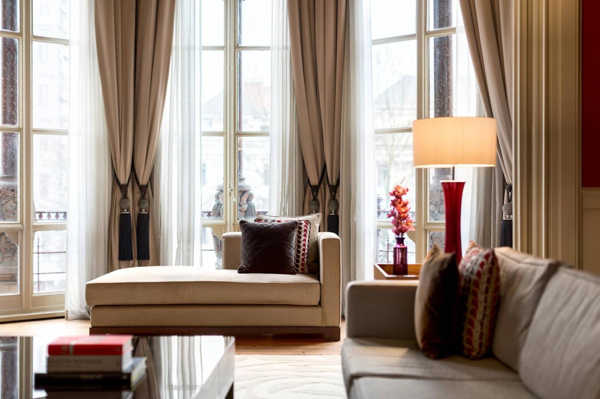 St. Pancras Renaissance Hotel Лондон Екстериор снимка A living room with a chaise longue