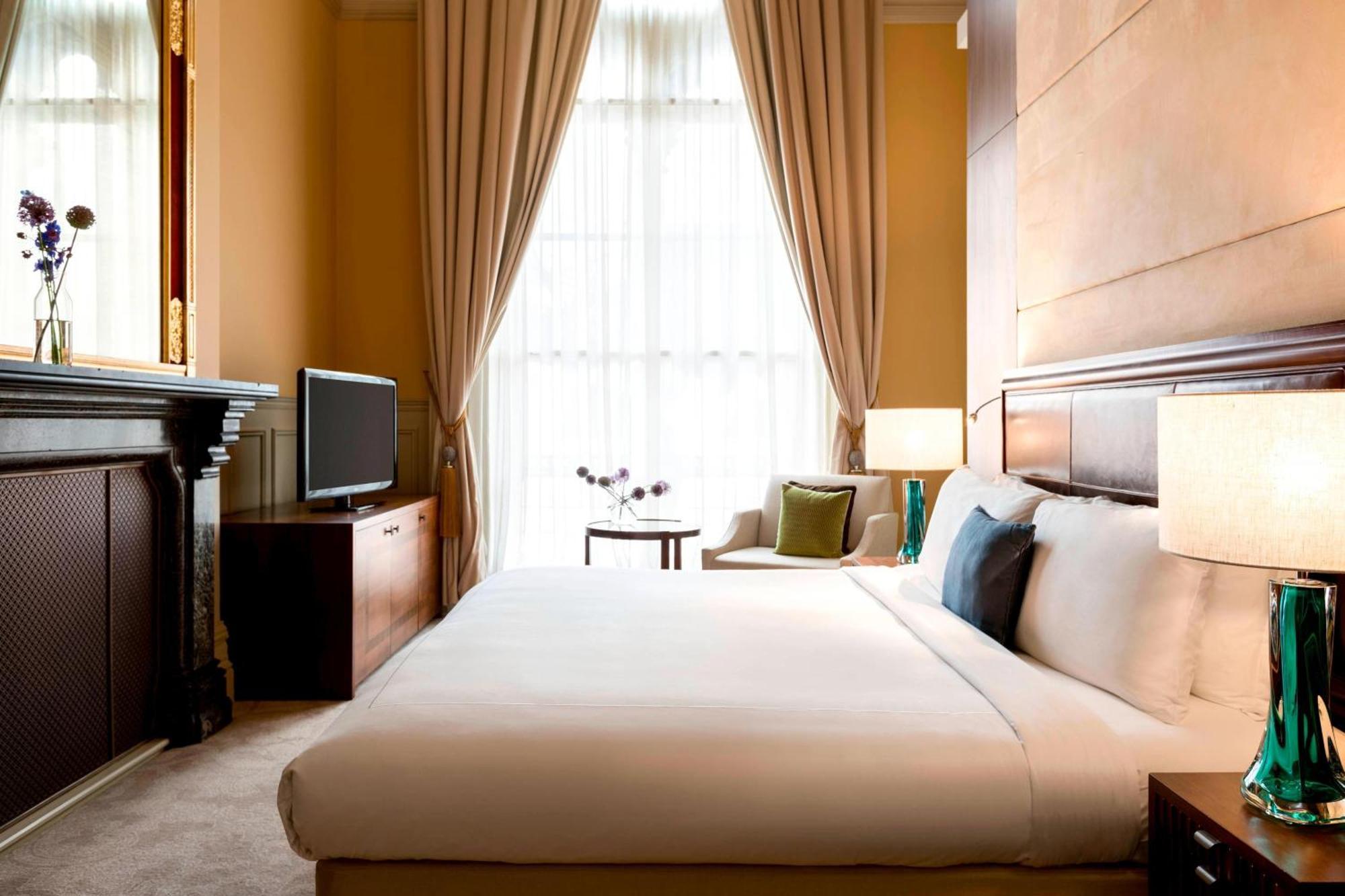 St. Pancras Renaissance Hotel Лондон Екстериор снимка A bedroom at the hotel